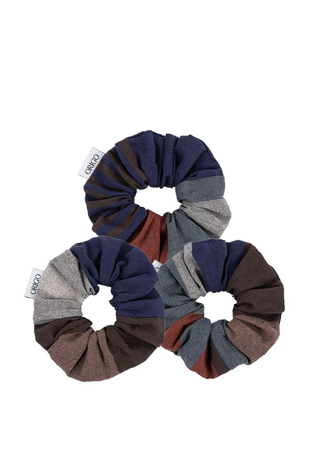 [오리고] 면 스크런치 4 color는 부드러운 20수 선염 면 소재로 제작되어 자연스러운 무드를 연출합니다. 클레멘타인, 코지프레임, 인디언블루, 브리즈 4가지 다채로운 색상으로 제공되어, 베이직하면서도 개성 있는 스타일을 완성할 수 있습니다. 풍성한 주름과 변형 없는 탄성 밴드로, 편안한 착용감을 선사하며, 일상 및 동네 마실, 산책룩에 잘 어울립니다. 친환경 소재와 안전한 염료 사용으로 안심하고 사용할 수 있습니다. 캐주얼, 미니멀 스타일을 선호하는 분들께 추천합니다.
