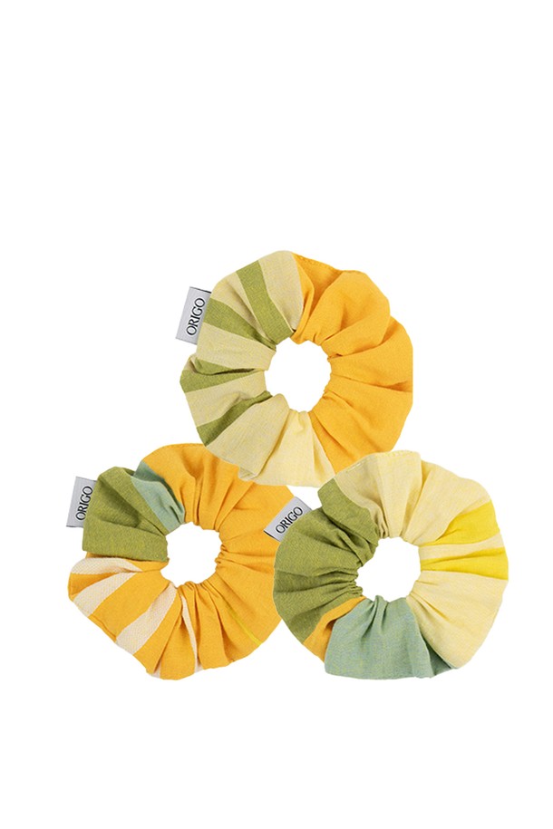 [오리고] 면 스크런치 4 color는 부드러운 면 소재로 제작되어 편안한 착용감을 선사합니다. 플레멘타인 피타맛, 코지 프레임, 인디안 블루 로반, 컬러오브브리즈 4가지 다채로운 색상으로 구성되어 있습니다. 탄력 있는 밴딩과 볼륨감 있는 디자인이 특징이며, 무지 패턴으로 어떤 스타일에도 잘 어울립니다. 선염 20수면을 사용하여 고급스러운 텍스처를 자랑하며, 알레르기 유발 물질, 포름알데히드, 중금속, 농약, 아조염료 걱정 없이 안심하고 사용할 수 있습니다. 캐주얼, 미니멀, 클래식 스타일을 즐기는 분들께 동네 마실룩, 카페룩, 집콕룩을 위한 완벽한 아이템입니다.
