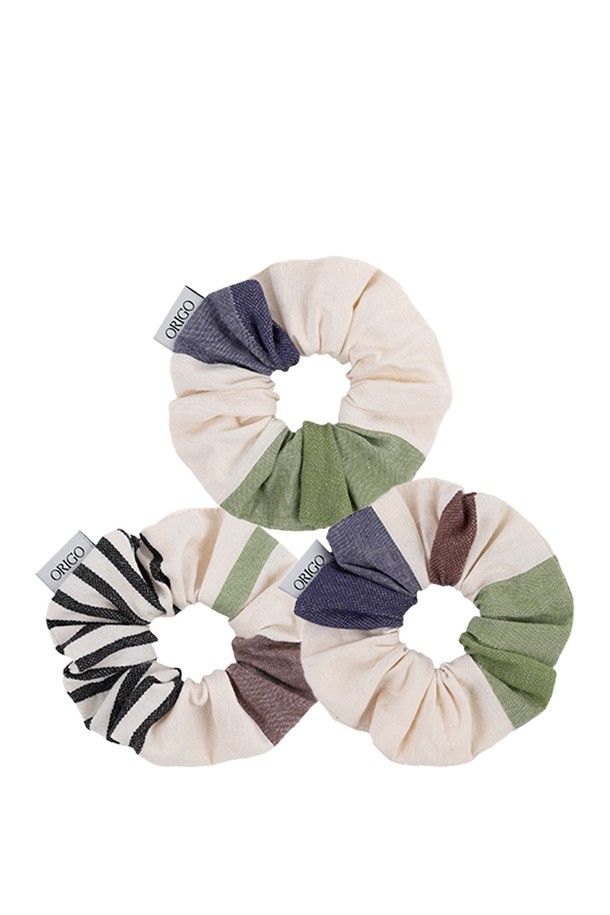 [오리고] 면 스크런치는 부드러운 면 소재로 제작되어 편안한 착용감을 선사합니다. 플레멘타인 피타맛, 코지 프레임, 인디안 블루 로반, 컬러오브브리즈 4가지 다채로운 색상으로 출시되어 스타일에 포인트를 더합니다. 수작업 직조로 완성되어 자연스러운 원단의 특징을 살렸으며, 풍성한 볼륨감을 연출해 줍니다. 캐주얼, 미니멀, 로맨틱 등 다양한 스타일을 소화하며, 동네 마실룩, 카페룩, 집콕룩에 매치하기 좋습니다. 한정 생산으로 소장 가치를 높인 면 스크런치로 헤어 스타일에 변화를 주세요.
