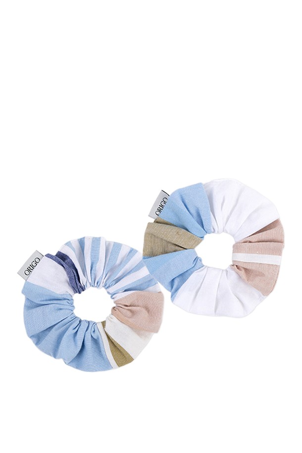 [오리고] 면 스크런치는 부드러운 면 소재로 제작되어 편안한 착용감을 선사합니다. 플레멘타인 피타맛, 코지 프레임, 인디안 블루 로반, 컬러오브브리즈 4가지 다채로운 색상으로 구성되어 있습니다. 손으로 제작된 원단과 자연스러운 컬러 차이, 볼륨감 있는 디자인이 특징이며, 신축성과 사이즈 조절 기능으로 누구나 편안하게 사용할 수 있습니다. 일상 및 카페, 동네 마실룩, 캐주얼 또는 미니멀 스타일 모두에 잘 어울리는 헤어 액세서리입니다. 내구성이 좋은 밴드를 사용하여 오랫동안 변함없이 사용할 수 있습니다.
