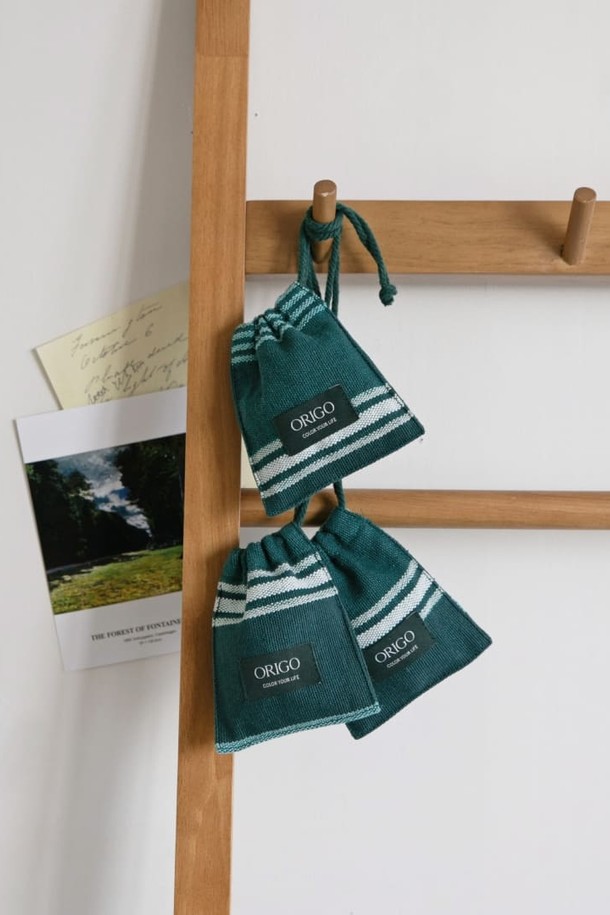 [오리고] 샤쉐 필더포레스트는 실내 및 차량 공간에 향기를 더해주는 방향제입니다. 유기농 수제 면 커버와 스트라이프 패턴 디자인이 특징이며, 그린과 화이트 컬러로 제공됩니다. 탑노트의 바질, 베르가못, 유자 향을 시작으로 미들노트의 민트, 파출리, 라임 향, 베이스노트의 샌달우드, 시더우드, 베티버 향까지 다채로운 향을 즐길 수 있습니다. 2-3개월 동안 은은하게 지속되며, 프리미엄 선물 패키지로 제공되어 선물용으로도 좋습니다. 친환경적이며 안전 인증을 받은 제품입니다.
