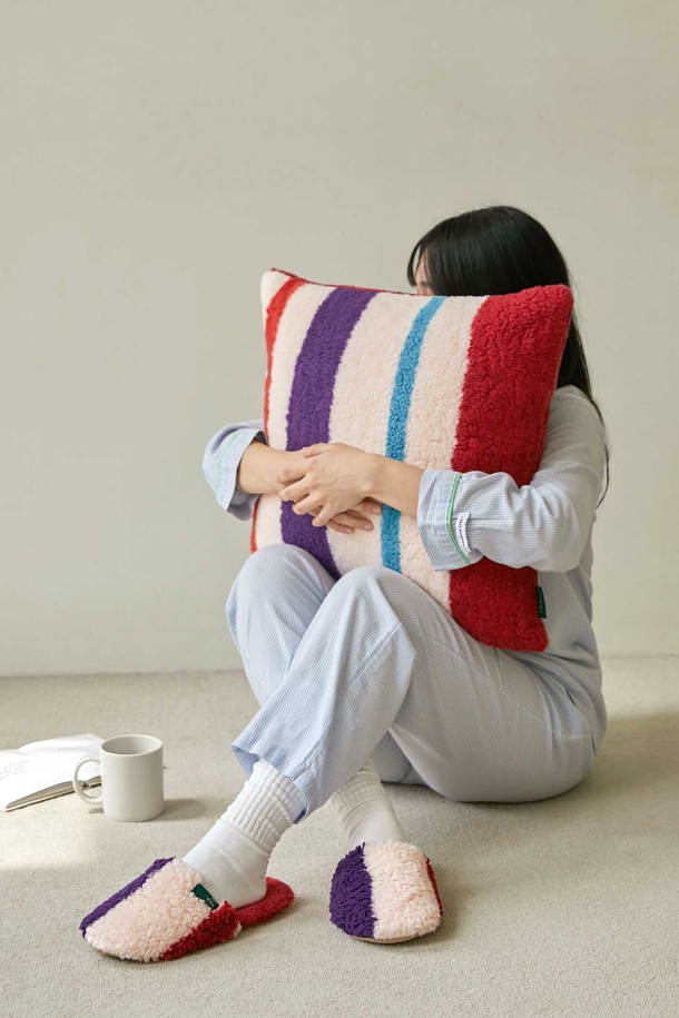 [오리고] 플리스 쿠션커버 50x50는 부드러운 폴리에스테르 소재로 제작되어 포근한 촉감을 선사합니다. 'Caldera Lake', 'Sandy Glow', 'Grey Leopard', 'Sepia Legacy', 'Sand Moss', 'Polar Bear', 'Dreamy Day' 등 7가지 다채로운 색상으로 출시되어, 어떤 인테리어에도 잘 어울립니다. 가벼운 두께감과 더불어 보온 기능을 갖춰 사계절 내내 사용 가능하며, 양면의 다른 텍스처로 다채로운 분위기를 연출할 수 있습니다. 정전기 방지, 필링 최소화, 색빠짐 최소화 기능으로 실용성을 높였으며, 50x50 사이즈로 이동이 편리합니다.
