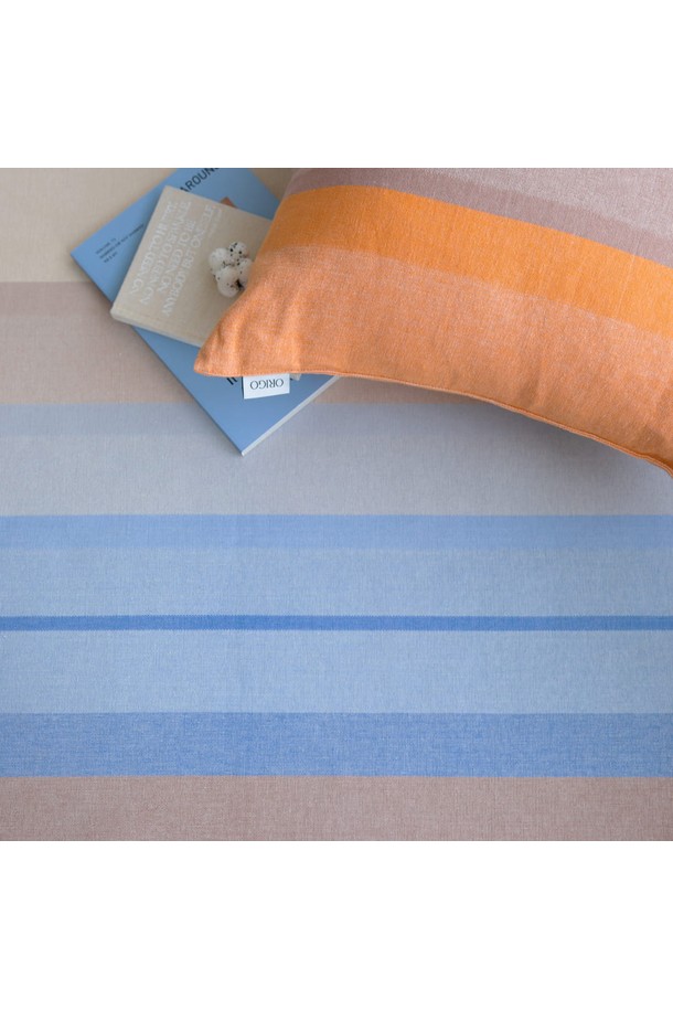 [오리고] 카페트 오가닉코튼 썬키스드워터 S (125x210cm)는 부드러운 촉감의 오가닉 코튼과 PE 소재를 사용하여 제작된 카페트입니다. 해질녘 수면을 모티브로 한 디자인과 스트라이프 무늬가 특징이며, 미색, 푸른색, 하늘색, 황토색, 주황빛, 갈색 등 다채로운 색상으로 구성되었습니다. 4중 구조로 제작되어 튼튼하며, 수제 직조 원단, 정전기 발생 억제, 먼지 날림 방지 기능으로 쾌적한 사용감을 제공합니다. 거실, 침실, 주방 등 다양한 공간에서 사계절 내내 활용 가능하며, 라텍스 미끄럼방지 도트가 있어 안전하게 사용할 수 있습니다.
