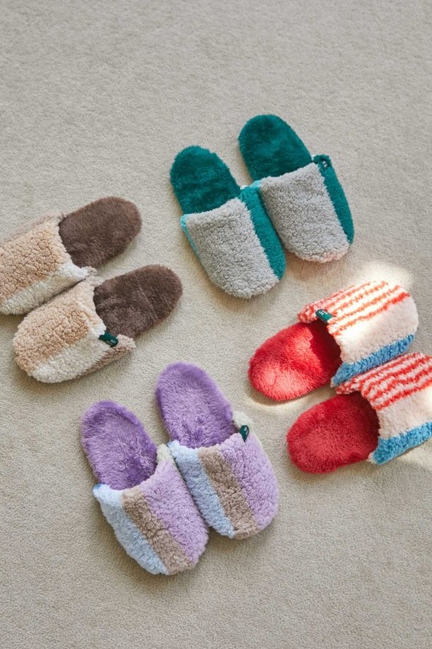 포근한 플리스 소재의 와이드 실내화입니다. 부드러운 플리스 안감과 플랫 굽으로 편안한 착용감을 선사하며, 라운드 앞코 디자인으로 발을 감싸줍니다. 미니멀하고 캐주얼한 스타일로 집콕룩에 잘 어울립니다. 청록색과 네이비 2가지 색상으로 출시되어 취향에 맞게 선택 가능합니다. 넓은 발볼(와이드) 디자인으로 더욱 편안하게 착용할 수 있는 슬리퍼형 실내화입니다.
