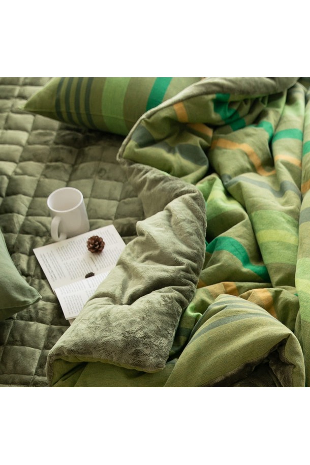 벨보아 오가닉코튼 차렵이불 SS 카카포위시는 부드러운 촉감과 따뜻함을 선사하는 겨울 이불입니다. 오가닉코튼과 벨보아 소재로 제작되어 포근하고 쾌적한 잠자리를 제공합니다. 체크 패턴의 그린 컬러 디자인으로, 베이직하면서도 세련된 침실 분위기를 연출합니다. 두꺼운 두께감으로 보온성을 높여 추운 계절에도 따뜻하게 사용할 수 있으며, 차렵이불로 간편하게 사용할 수 있습니다. SS 사이즈로, 넉넉한 사이즈를 자랑합니다.
