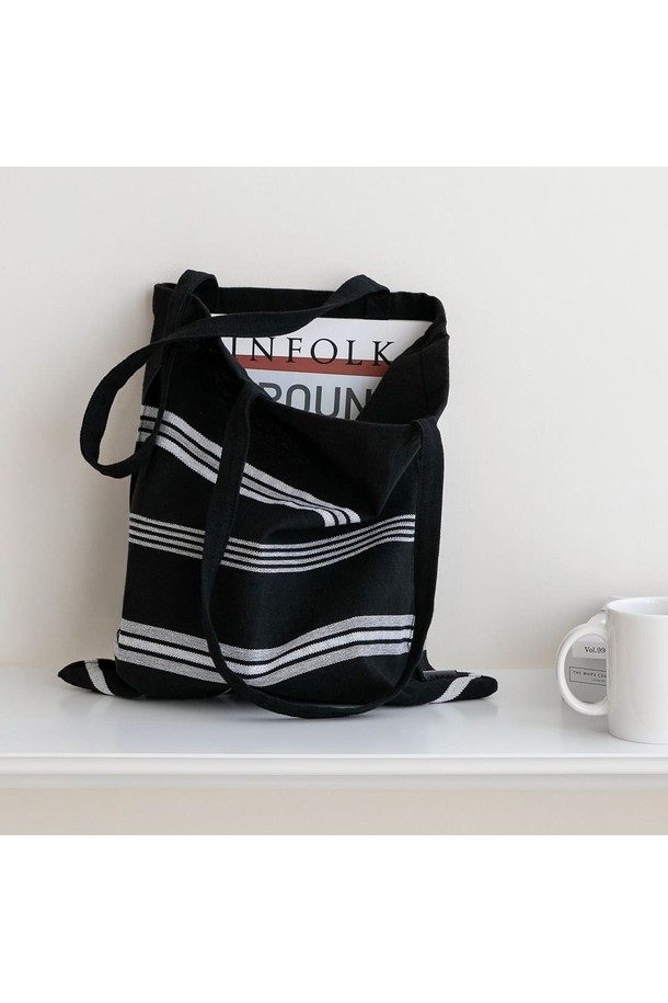 세련된 스타일의 여성용 에코백, 오가닉 코튼 사일런스 블랙입니다. 부드러운 면과 오가닉 코튼 소재로 제작되어 편안한 착용감을 선사합니다. 미디엄 사이즈의 사각형 캔버스 숄더백으로, 스트라이프 무늬가 캐주얼하면서도 미니멀한 감성을 더합니다. 넉넉한 수납 공간과 오픈형 잠금 방식으로 실용성을 높였으며, 사이즈 조절 기능으로 편리하게 사용할 수 있습니다. 일상생활에서 데일리 백으로 활용하기 좋은 아이템입니다.
