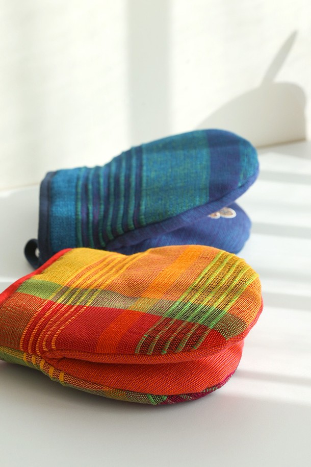 [오리고 x 디즈니] 미키 미니 주방장갑은 면과 핸드메이드 코튼 소재로 제작되어 부드러운 사용감을 선사하며, 주방/요리 시 안전하게 손을 보호합니다. 귀여운 미키 마우스와 미니 마우스 캐릭터 패턴이 적용된 2가지 색상으로 만나보실 수 있으며, 앞면 14 x 16cm, 뒷면 14 x 14cm 사이즈로 제작되었습니다. GOTS 인증을 받은 유기농 면과 수공예로 제작되어 자연스러운 실 돌출이 있을 수 있으며, 모니터 사양에 따라 제품 색상이 다르게 보일 수 있습니다.
