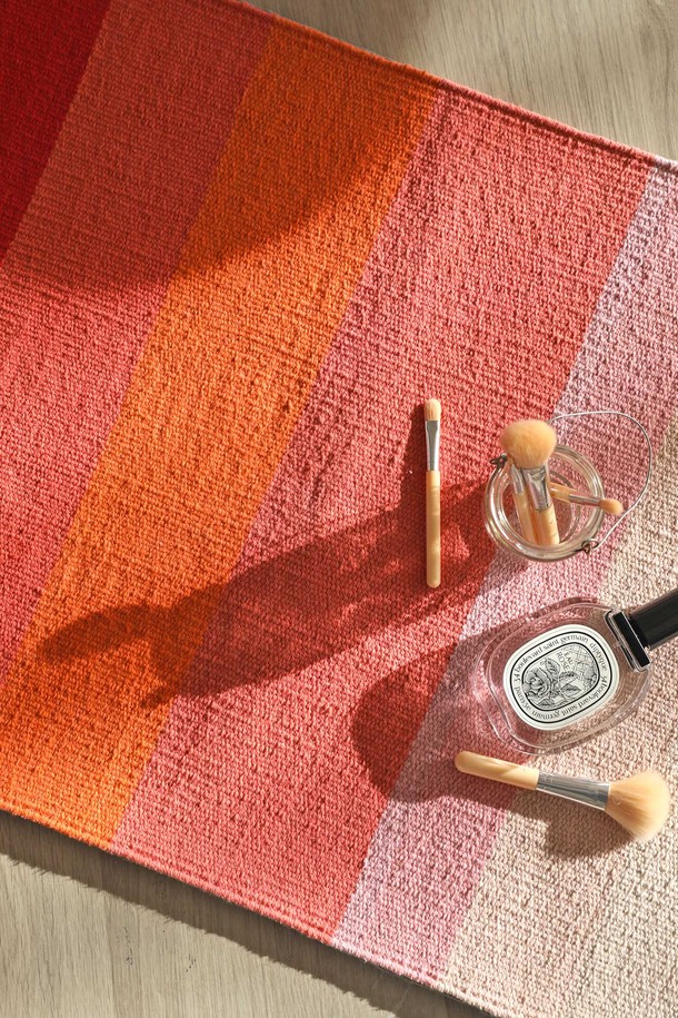 핸드메이드 면 주방매트 겸 다용도 러그 L 60x120cm 피어리레드는 주방, 현관, 욕실, 거실, 침실 등 다양한 공간에서 활용 가능한 실용적인 제품입니다. 부드러운 촉감의 면과 폴리에스테르 혼방 소재로 제작되어 흡습 기능이 뛰어나고, 두꺼운 두께감으로 편안한 사용감을 제공합니다. 모던한 스트라이프 패턴 디자인에 피어리레드 컬러를 사용하여 감각적인 인테리어 연출이 가능합니다. 미끄럼 방지 기능이 있어 안전하며, 빠른 건조로 위생적인 사용이 가능합니다. 핸드메이드로 제작되어 피부에도 자극 없이 안심하고 사용할 수 있습니다.
