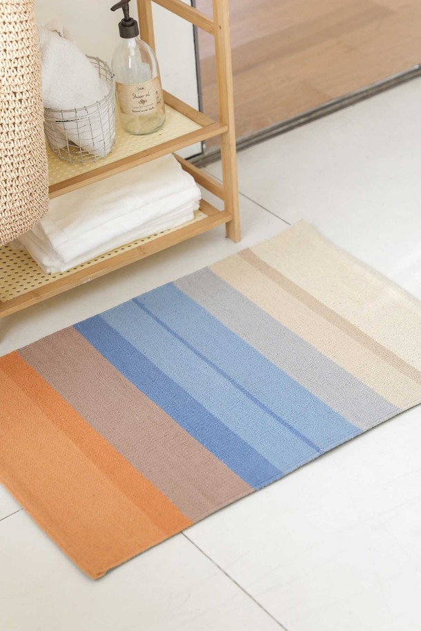 핸드메이드 면 발매트 겸 다용도 러그 S 50x70cm 썬키스드워터는 부드러운 촉감의 면과 폴리에스터 혼방 소재로 제작되었습니다. 3cm 두께감으로 폭신하며, 흡습 및 속건 기능으로 쾌적한 사용감을 제공합니다. 푸른색, 하늘색, 황토색, 주황빛, 갈색, 미색 등 다채로운 컬러의 스트라이프 패턴으로 욕실, 현관, 주방, 침실, 아이방, 베란다 등 다양한 공간에 활용할 수 있습니다. 뒷면 도트형 미끄럼 방지 기능으로 안전하며, 먼지 날림이 적어 위생적입니다. 선염 면사를 사용하여 제작된 핸드메이드 제품으로 피부 자극 없이 안심하고 사용할 수 있습니다.
