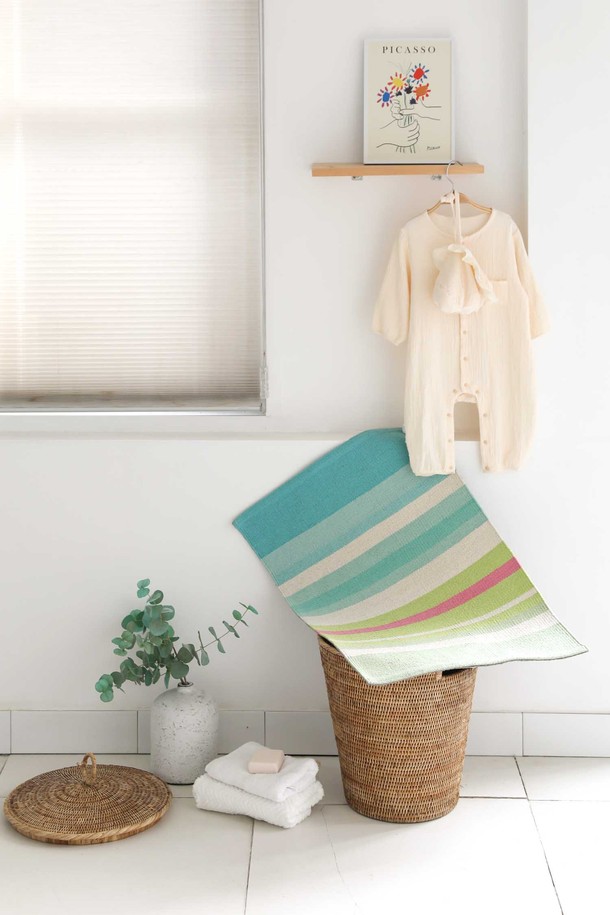 "선샤인리브즈" 핸드메이드 면 발매트 겸 다용도 러그 S 50x70cm는 부드러운 촉감의 면과 폴리에스터 혼방 소재로 제작되었습니다. 크림, 연한 녹색, 올리브색, 청록색, 민트색, 분홍빛 등 다채로운 컬러의 스트라이프와 플라워 패턴으로 디자인되어 현관, 베란다, 주방, 욕실, 침실 등 다양한 공간에 활용할 수 있습니다. 흡수 및 미끄럼 방지 기능이 있으며, 3cm 두께로 제작되어 푹신함을 더합니다. 핸드메이드 방식으로 제작되어 먼지 날림이 적고, 선염 면사를 사용하여 물세탁 후에도 변색 우려가 적으며 빠른 건조가 가능합니다. 피부 자극 없이 안심하고 사용할 수 있습니다.
