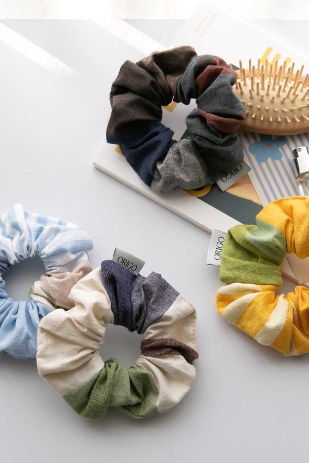 [오리고] 면 스크런치 4 color는 부드러운 20수 선염 면 소재로 제작되어 자연스러운 무드를 연출합니다. 클레멘타인, 코지프레임, 인디언블루, 브리즈 4가지 다채로운 색상으로 제공되어, 베이직하면서도 개성 있는 스타일을 완성할 수 있습니다. 풍성한 주름과 변형 없는 탄성 밴드로, 편안한 착용감을 선사하며, 일상 및 동네 마실, 산책룩에 잘 어울립니다. 친환경 소재와 안전한 염료 사용으로 안심하고 사용할 수 있습니다. 캐주얼, 미니멀 스타일을 선호하는 분들께 추천합니다.
