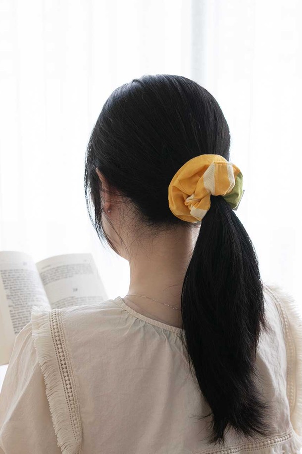 [오리고] 면 스크런치 4 color는 부드러운 면 소재로 제작되어 편안한 착용감을 선사합니다. 플레멘타인 피타맛, 코지 프레임, 인디안 블루 로반, 컬러오브브리즈 4가지 다채로운 색상으로 구성되어 있습니다. 탄력 있는 밴딩과 볼륨감 있는 디자인이 특징이며, 무지 패턴으로 어떤 스타일에도 잘 어울립니다. 선염 20수면을 사용하여 고급스러운 텍스처를 자랑하며, 알레르기 유발 물질, 포름알데히드, 중금속, 농약, 아조염료 걱정 없이 안심하고 사용할 수 있습니다. 캐주얼, 미니멀, 클래식 스타일을 즐기는 분들께 동네 마실룩, 카페룩, 집콕룩을 위한 완벽한 아이템입니다.
