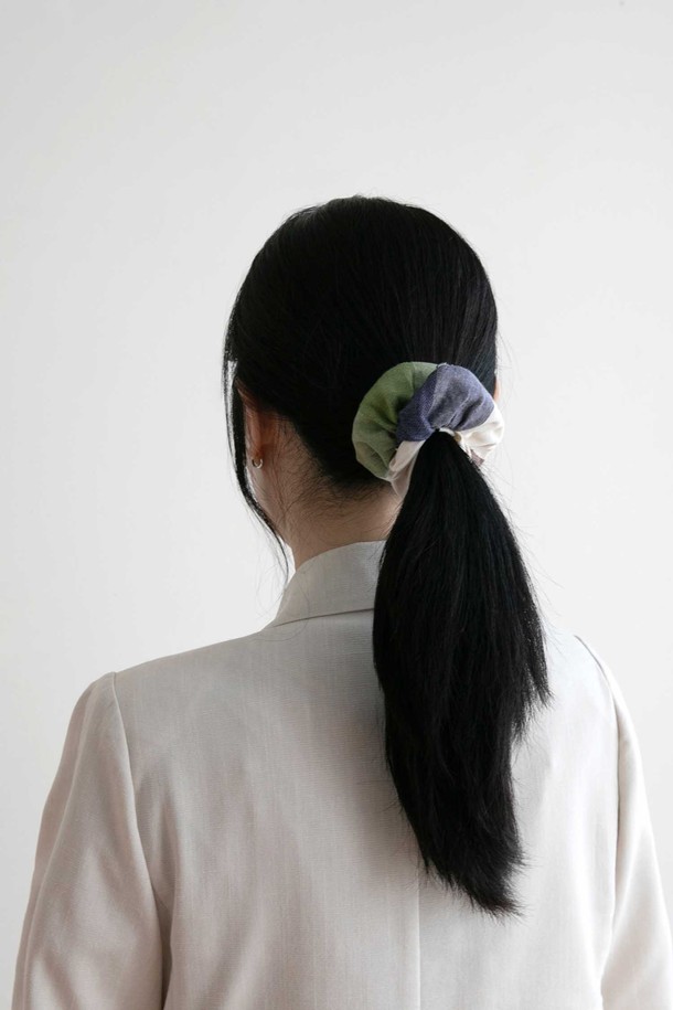 [오리고] 면 스크런치는 부드러운 면 소재로 제작되어 편안한 착용감을 선사합니다. 플레멘타인 피타맛, 코지 프레임, 인디안 블루 로반, 컬러오브브리즈 4가지 다채로운 색상으로 출시되어 스타일에 포인트를 더합니다. 수작업 직조로 완성되어 자연스러운 원단의 특징을 살렸으며, 풍성한 볼륨감을 연출해 줍니다. 캐주얼, 미니멀, 로맨틱 등 다양한 스타일을 소화하며, 동네 마실룩, 카페룩, 집콕룩에 매치하기 좋습니다. 한정 생산으로 소장 가치를 높인 면 스크런치로 헤어 스타일에 변화를 주세요.
