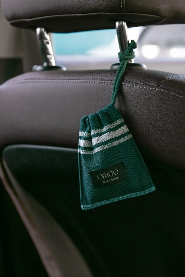 [오리고] 샤쉐 필더포레스트는 실내 및 차량 공간에 향기를 더해주는 방향제입니다. 유기농 수제 면 커버와 스트라이프 패턴 디자인이 특징이며, 그린과 화이트 컬러로 제공됩니다. 탑노트의 바질, 베르가못, 유자 향을 시작으로 미들노트의 민트, 파출리, 라임 향, 베이스노트의 샌달우드, 시더우드, 베티버 향까지 다채로운 향을 즐길 수 있습니다. 2-3개월 동안 은은하게 지속되며, 프리미엄 선물 패키지로 제공되어 선물용으로도 좋습니다. 친환경적이며 안전 인증을 받은 제품입니다.
