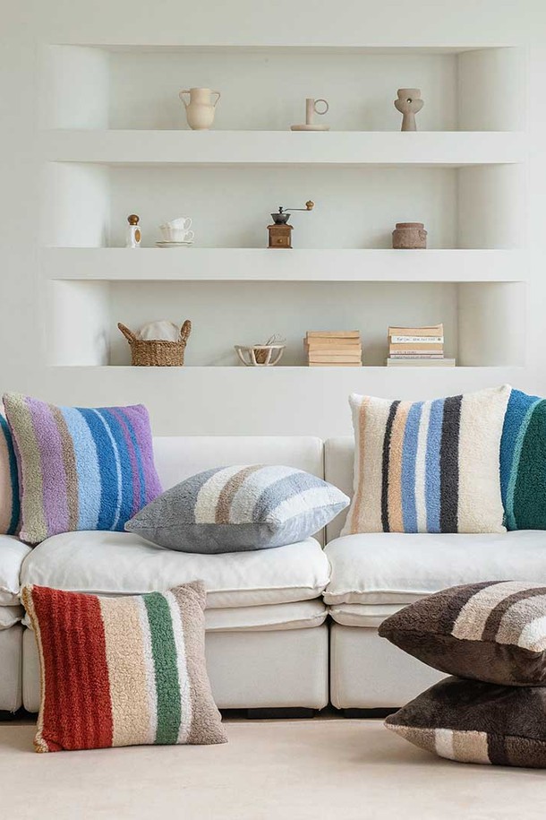 [오리고] 플리스 쿠션커버 50x50는 부드러운 폴리에스테르 소재로 제작되어 포근한 촉감을 선사합니다. 'Caldera Lake', 'Sandy Glow', 'Grey Leopard', 'Sepia Legacy', 'Sand Moss', 'Polar Bear', 'Dreamy Day' 등 7가지 다채로운 색상으로 출시되어, 어떤 인테리어에도 잘 어울립니다. 가벼운 두께감과 더불어 보온 기능을 갖춰 사계절 내내 사용 가능하며, 양면의 다른 텍스처로 다채로운 분위기를 연출할 수 있습니다. 정전기 방지, 필링 최소화, 색빠짐 최소화 기능으로 실용성을 높였으며, 50x50 사이즈로 이동이 편리합니다.
