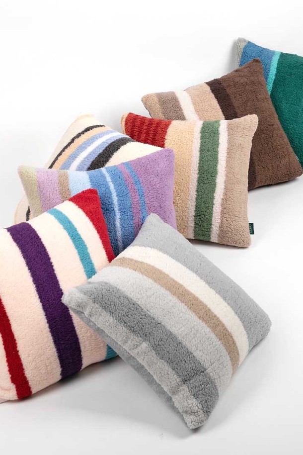 [오리고] 플리스 쿠션커버 50x50는 부드러운 폴리에스터 소재로 제작되어 포근한 착용감을 선사합니다. 양면 극세사 소재로 앞면은 동글동글 양털 텍스처, 뒷면은 벨벳감의 부드러운 텍스처를 느낄 수 있습니다. 칼데라 레이크, 샌디 글로우, 그레이 레오파드, 세피아 레거시, 샌드모스, 플라 베어, 드리미 데이 총 7가지 다채로운 컬러로 출시되었습니다. 정전기 방지 및 보풀 방지 기능으로 사계절 내내 쾌적하게 사용 가능하며, 쿠션 커버, 인테리어 소품, 휴대용 아이템으로 활용할 수 있습니다. 가볍고 부드러운 플리스 쿠션커버로 공간에 따뜻함과 포근함을 더해보세요.
