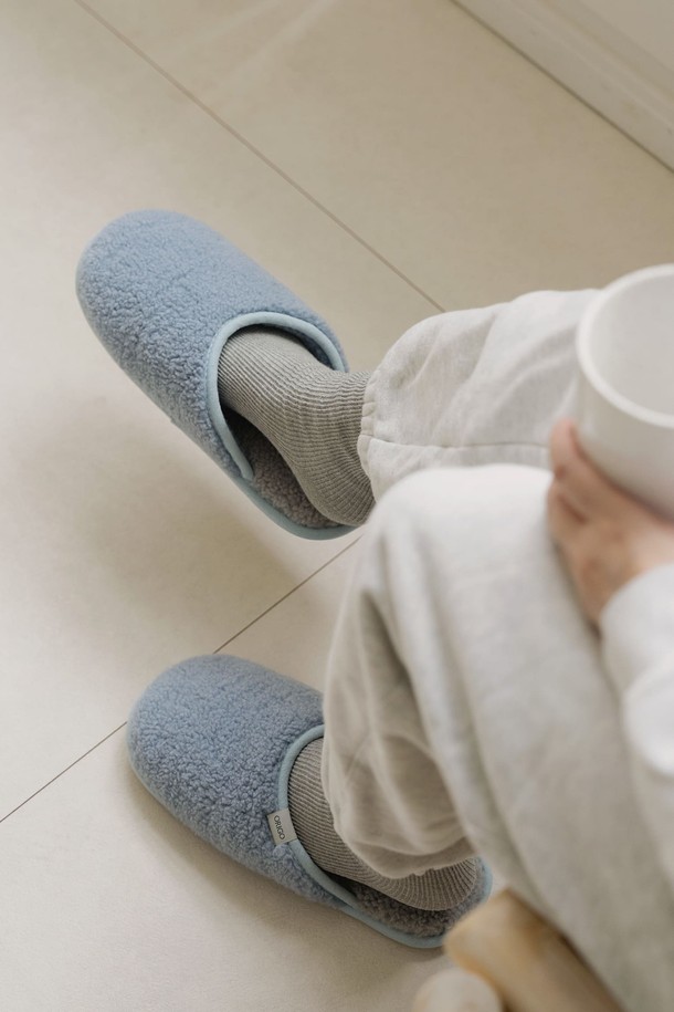 [오리고] 플리스 층간소음 실내화 홈 슬리퍼는 부드러운 플리스 소재와 이중 플리스 구조로 가을, 겨울철 따뜻하고 포근한 착용감을 선사합니다. 라운드 앞코 디자인으로 편안함을 더했으며, 4가지 파스텔톤 컬러(파우더블루, 크림, 딥그린, 코랄)로 다양한 취향을 만족시킵니다. 1cm 굽의 플랫 디자인으로 실내 활동에 적합하며, 층간 소음 방지, 쿠션감, 미끄럼 방지 기능으로 편안함과 안전성을 높였습니다. 집콕룩, 동네 마실룩 등 캐주얼하고 미니멀한 스타일에 매치하여 활용하기 좋습니다.
