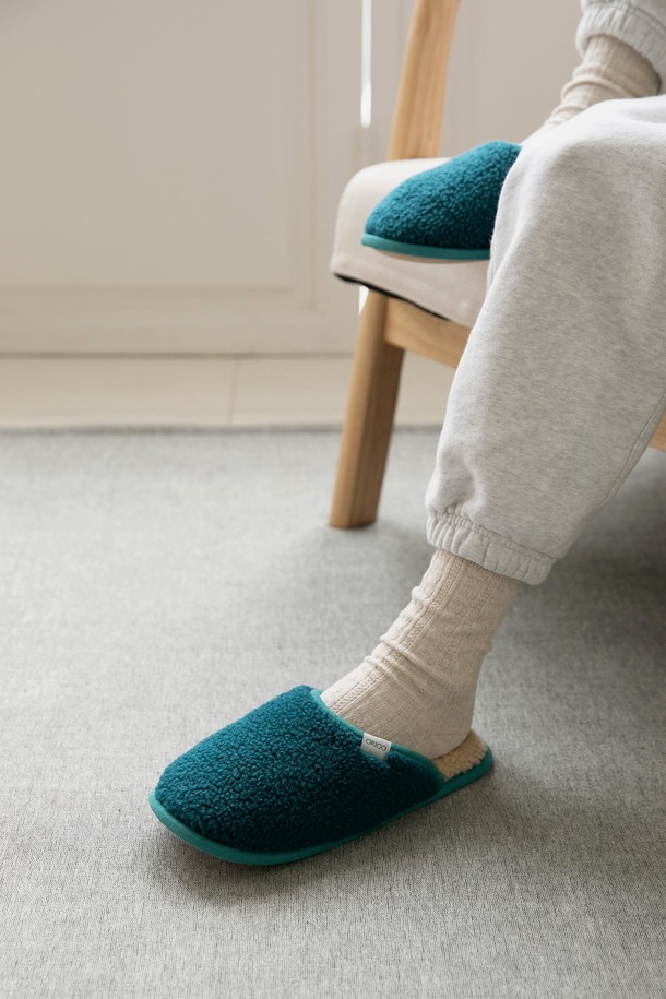 [오리고] 플리스 층간소음 실내화 홈 슬리퍼는 부드러운 폴리에스터 플리스 소재와 이중 레이어 플리스 안감으로 제작되어 가을, 겨울 시즌 따뜻하고 포근한 착용감을 선사합니다. 라운드 앞코 디자인과 4가지 파스텔톤 컬러(파우더블루, 크림, 딥그린, 코랄)는 미니멀, 캐주얼, 클래식 스타일을 모두 소화하며 집콕룩, 동네 마실룩, 가을 나들이룩 등 다양한 TPO에 활용하기 좋습니다. 오픈형 디자인으로 편안하게 신고 벗을 수 있으며, 층간소음 방지, 논슬립 밑창, 쿠션감, 경량, 세탁 용이 등의 특징을 갖춰 실내에서도 쾌적하게 사용할 수 있습니다. 보온, 경량, 소음방지, 쿠션 기능으로 편안함과 실용성을 모두 갖춘 실내화입니다.
