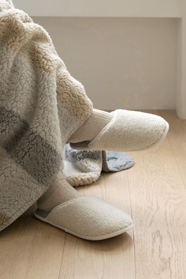 [오리고] 플리스 층간소음 실내화 홈 슬리퍼는 부드러운 플리스 소재와 이중 구조로 보온성을 높인 실내화입니다. 라운드 앞코 디자인에 파우더블루, 크림, 딥그린, 코랄 4가지 다채로운 색상으로 출시되어 취향에 맞게 선택할 수 있습니다. 가을, 겨울철 실내에서 편안하게 착용하기 좋으며, 층간소음 방지 및 논슬립 처리, 쿠션감으로 편안한 착용감을 제공합니다. 미니멀, 캐주얼, 클래식 스타일의 집콕룩, 겨울 데일리룩, 산책룩에 모두 잘 어울리는 실용적인 아이템입니다.
