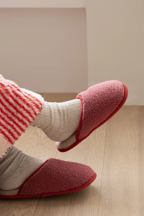 [오리고] 플리스 층간소음 실내화 홈 슬리퍼는 부드러운 플리스 소재와 층간소음 방지 기능으로 편안함과 안락함을 선사합니다. 라운드 앞코 디자인에 파우더블루, 크림, 딥그린, 코랄 4가지 다채로운 색상으로 출시되어 취향에 맞게 선택 가능합니다. 가을, 겨울 시즌에 어울리는 실내용 슬리퍼로, 이중 플리스 레이어와 논슬립 바닥 처리가 특징입니다. 미니멀, 캐주얼, 클래식 스타일을 즐기는 여성 및 남성 모두에게 집콕룩, 동네 마실룩, 가을 나들이룩을 완성하는 데 적합합니다. 가볍고 세탁이 용이하며 쿠션감으로 편안하게 착용할 수 있습니다.
