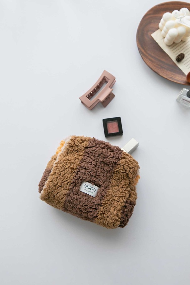 [오리고] 플리스 파우치는 부드러운 양털 질감과 마이크로 플리스 안감으로 포근함을 더한 여성용 파우치입니다. 미니 사이즈의 사각 디자인으로, 그린 칼데라레이크, 레드 샌디글로우, 그레이레오파드, 브라운 세피아레거시, 베이지샌드모스, 아이보리 플라베어, 퍼플 드리미데이 등 7가지 다채로운 컬러를 만나볼 수 있습니다. 지퍼형 잠금 방식으로 소지품을 안전하게 보관하며, 캐주얼, 클래식, 미니멀 스타일의 데이트룩, 카페룩, 여행룩에 잘 어울립니다. 내부 마이크로 플리스 라이닝은 정전기를 최소화하고 형태 유지력이 우수하며, 필링을 방지하여 오랫동안 사용할 수 있습니다. 레오파드 무늬와 퍼 장식이 디자인의 포인트입니다.
