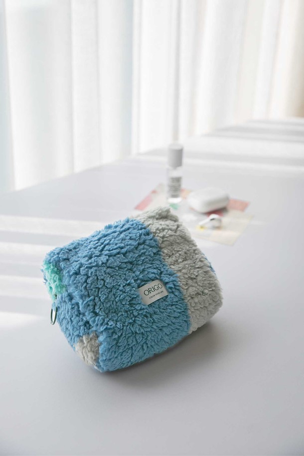 [오리고] 플리스 파우치는 부드러운 양털 텍스처와 기모 극세사 안감으로 포근함을 더한 여성용 파우치입니다. 미니멀하고 캐주얼, 레트로 스타일을 아우르며, 데이트룩, 카페룩, 여행룩 등 다양한 TPO에 활용하기 좋습니다. 그린 칼데라레이크, 레드 샌디글로우, 그레이 레오파드, 브라운 세피아레거시, 베이지 샌드모스, 아이보리 플라베어, 퍼플 드리미데이 등 7가지 다채로운 컬러로 출시되었습니다. 보풀 발생을 최소화하고 형태 유지력이 우수하며, 사각형 디자인에 지퍼형 잠금 방식으로 실용성을 높였습니다. 레오파드 무늬가 포인트로, 소지품을 안전하게 보관할 수 있습니다.
