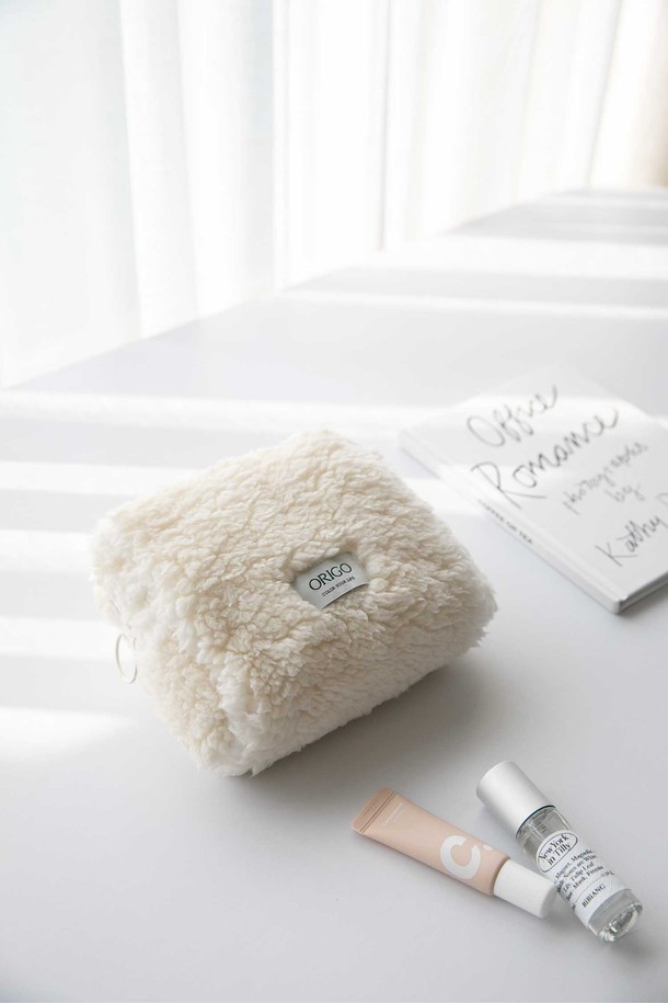 [오리고] 플리스 파우치는 부드러운 플리스 소재로 제작되어 포근한 촉감을 선사하며, 보온 기능으로 겨울철에도 유용하게 사용할 수 있는 미니 사이즈 파우치입니다. 7가지 다채로운 컬러(그린, 레드, 그레이, 브라운, 베이지, 아이보리, 퍼플)와 레오파드 패턴, 퍼 디자인 장식이 더해져 캐주얼, 클래식, 미니멀한 스타일에 모두 잘 어울립니다. 내부에는 마이크로파이버 안감을 사용하여 소지품을 안전하게 보호하며, 색상 이염을 최소화했습니다. 지퍼형 잠금 방식으로 내용물을 안전하게 보관하고, 보관용 파우치를 함께 제공하여 실용성을 더했습니다. 데이트룩, 카페룩, 겨울 데일리룩에 포인트를 더해보세요.
