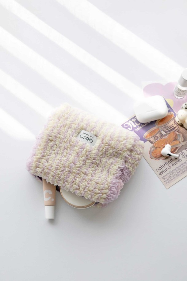 [오리고] 플리스 파우치 7 color는 부드러운 플리스 소재와 극세사 안감으로 제작되어 포근한 사용감을 선사하는 여성용 파우치입니다. 미니 사이즈의 사각형 가방으로, 보풀과 변형에 강하며 정전기 방지 기능이 있습니다. 레오파드 무늬와 양털 텍스처 디자인으로 캐주얼, 미니멀, 클래식 스타일을 연출하며, 데이트룩, 카페룩에 잘 어울립니다. 그린 칼데라레이크, 레드 샌디글로우, 그레이레오파드, 브라운 세피아레거시, 베이지 샌드모스, 아이보리 플라베어, 퍼플 드리미데이 등 7가지 다채로운 컬러 옵션으로 만나보세요. 지퍼형 잠금 방식으로 소지품을 안전하게 보관할 수 있습니다.
