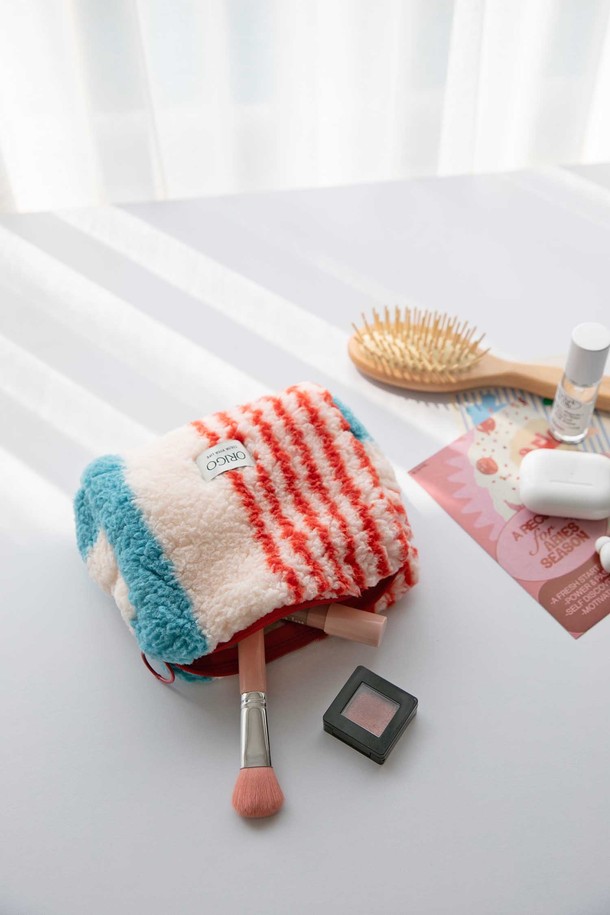 [오리고] 플리스 파우치는 부드러운 플리스 소재와 양털 텍스처로 포근함을 더한 스몰 사이즈의 파우치입니다. 7가지 다채로운 컬러(그린 칼데라레이크, 레드 샌디글로우, 그레이 레오파드, 브라운 세피아레거시, 베이지 샌드모스, 아이보리 플라베어, 퍼플 드리미데이)로 출시되어, 미니멀, 캐주얼, 클래식 스타일의 룩에 포인트를 줄 수 있습니다. 겉감은 폴리에스테르, 안감은 기모 극세사로 제작되어 정전기 방지 기능과 부드러운 촉감을 자랑하며, 보풀이 적고 형태 유지력이 뛰어나 실용적입니다. 지퍼형 잠금 방식으로 소지품을 안전하게 보관할 수 있으며, 산책룩이나 집콕룩에 편안하게 매치할 수 있습니다.
