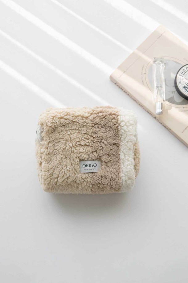 [오리고] 플리스 파우치 7 컬러는 부드러운 극세사 소재와 동글동글한 양털 텍스처로 포근함을 선사하는 파우치입니다. 그린 칼데라레이크, 레드 샌디글로우, 그레이 레오파드 등 다채로운 7가지 색상으로 출시되어, 캐주얼, 미니멀, 로맨틱 등 다양한 스타일을 연출할 수 있습니다. 소지품 보관에 용이하며, 이염을 최소화하는 기능과 함께 정전기 발생을 줄여 줍니다. 사각 형태에 지퍼 잠금 방식으로 디자인되었으며, 세탁 후에도 형태 변형이나 보풀 발생이 적어 실용적입니다. 동네 마실룩, 카페룩, 집콕룩 등 편안한 TPO에 잘 어울립니다.
