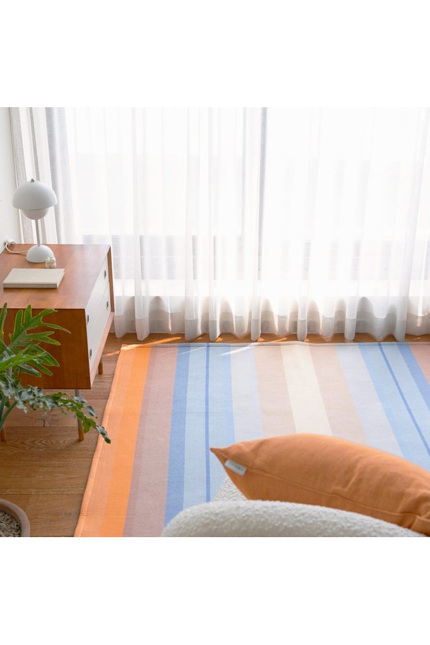 [오리고] 카페트 오가닉코튼 썬키스드워터 S (125x210cm)는 부드러운 촉감의 오가닉 코튼과 PE 소재를 사용하여 제작된 카페트입니다. 해질녘 수면을 모티브로 한 디자인과 스트라이프 무늬가 특징이며, 미색, 푸른색, 하늘색, 황토색, 주황빛, 갈색 등 다채로운 색상으로 구성되었습니다. 4중 구조로 제작되어 튼튼하며, 수제 직조 원단, 정전기 발생 억제, 먼지 날림 방지 기능으로 쾌적한 사용감을 제공합니다. 거실, 침실, 주방 등 다양한 공간에서 사계절 내내 활용 가능하며, 라텍스 미끄럼방지 도트가 있어 안전하게 사용할 수 있습니다.
