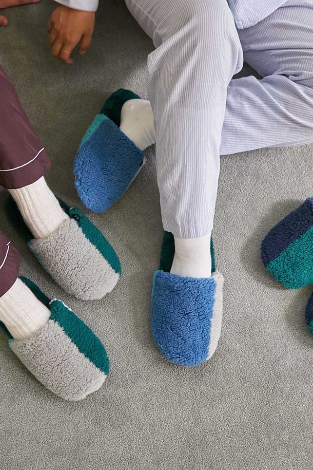 플리스 와이드 실내화 4 color는 부드러운 플리스 소재로 제작되어 가을, 겨울철 따뜻하고 포근한 실내 생활을 위한 여성 실내화입니다. 라운드 앞코에 오픈형 디자인으로 편안한 착용감을 제공하며, 와이드 발볼로 더욱 넉넉한 핏을 자랑합니다. 미니멀하고 캐주얼한 집콕룩에 잘 어울리며, 퍼플, 블루, 화이트 3가지 컬러로 출시되어 취향에 맞게 선택할 수 있습니다. 보온성이 뛰어나고 부드러운 착화감으로 집 안에서의 편안함을 더해줍니다.
