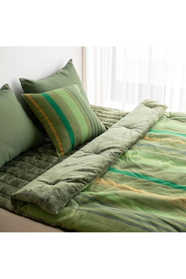 벨보아 오가닉코튼 차렵이불 SS 카카포위시는 부드러운 촉감과 따뜻함을 선사하는 겨울 이불입니다. 오가닉코튼과 벨보아 소재로 제작되어 포근하고 쾌적한 잠자리를 제공합니다. 체크 패턴의 그린 컬러 디자인으로, 베이직하면서도 세련된 침실 분위기를 연출합니다. 두꺼운 두께감으로 보온성을 높여 추운 계절에도 따뜻하게 사용할 수 있으며, 차렵이불로 간편하게 사용할 수 있습니다. SS 사이즈로, 넉넉한 사이즈를 자랑합니다.
