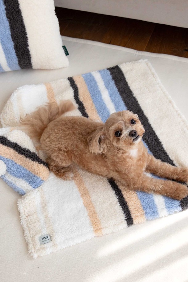 강아지를 위한 포근한 플리스 망토 블랭킷입니다. 부드러운 플리스 소재로 제작되어 쌀쌀한 가을, 겨울철에도 따뜻함을 선사합니다. 화이트, 베이지, 그레이 3가지 컬러와 2가지 사이즈로 제공되어, 어떤 강아지에게나 잘 어울립니다. 망토형 디자인으로 착용이 간편하며, 블랭킷으로도 활용 가능하여 실용적입니다. 캐주얼한 무드의 무지 디자인으로, 유행을 타지 않고 오래도록 사용할 수 있습니다.
