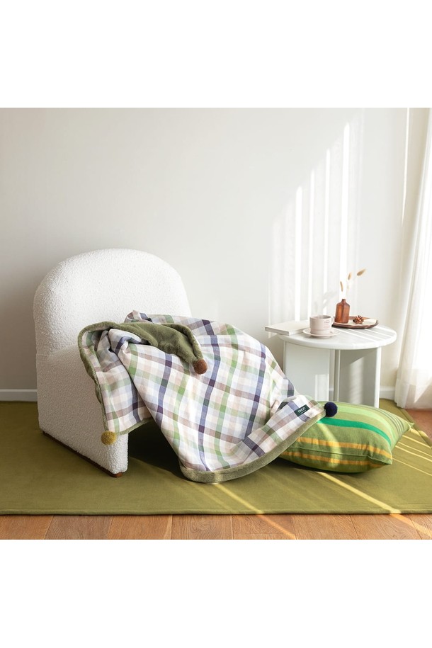 극세사 벨보아 니트방울 블랭킷 윌로우 체크는 부드러운 극세사와 벨보아 소재로 제작되어 포근함을 선사합니다. 윌로우 컬러의 체크 패턴이 따뜻하고 아늑한 분위기를 연출하며, 두꺼운 두께감으로 뛰어난 보온성을 제공합니다. 니트 방울 장식이 귀여움을 더하여 캐주얼한 스타일을 완성합니다. 가을과 겨울, 일상생활에서 담요 또는 블랭킷으로 활용하기 좋습니다.
