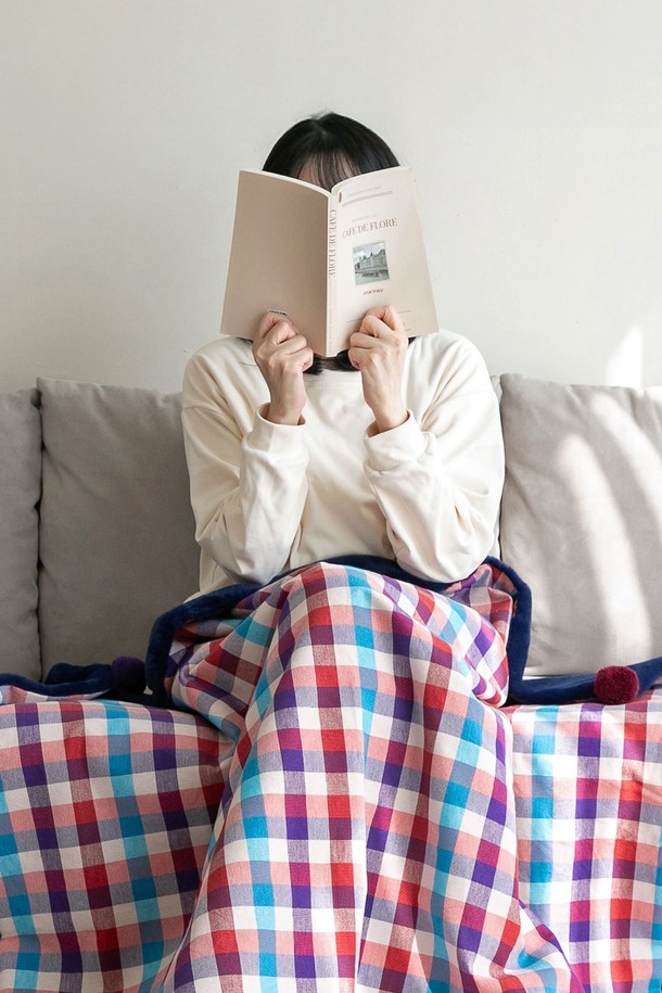 극세사(Microfiber) 벨보아(Velboa) 니트 방울 블랭킷 원더랜드 체크는 부드러운 극세사 소재와 벨보아 원단을 사용하여 포근한 감촉을 선사합니다. 레드, 블루, 화이트 세 가지 색상의 체크 패턴으로 디자인되어 따뜻하고 캐주얼한 분위기를 연출합니다. 두꺼운 두께감으로 가을, 겨울 침구로 사용하기 적합하며, 니트 방울 디테일이 돋보입니다. 보온 기능으로 추운 계절에도 따뜻함을 유지해 줍니다.
