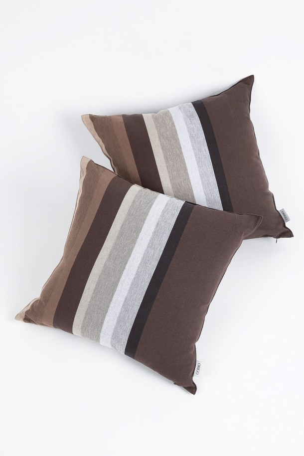 세피아 색상의 쿠션커버 오가닉 코튼 50X50 세피아 레거시입니다. 부드러운 오가닉 코튼 소재로 제작되어 편안한 사용감을 선사하며, 은은한 세피아 색상과 모던한 스트라이프 패턴이 조화롭게 어우러져 인테리어에 포인트를 더합니다. 50x50 사이즈로 다양한 쿠션에 활용 가능하며, 홈데코를 위한 완벽한 아이템입니다. 레거시 디자인으로 클래식하면서도 세련된 분위기를 연출합니다. 세피아, 브라운, 그레이, 화이트 4가지 색상으로 출시되어, 공간의 분위기에 맞춰 선택할 수 있습니다.
