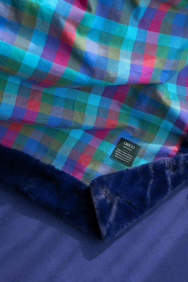 벨보아 블랭킷 오가닉코튼 L 이브닝글로우 체크는 부드러운 촉감의 오가닉코튼과 벨보아 소재를 사용하여 제작된 두꺼운 침구입니다. L 사이즈로 넉넉하게 사용 가능하며, 네이비, 핑크, 블루, 그린 등 다채로운 이브닝글로우 체크 컬러를 제공합니다. 포근함을 더하는 벨보아와 피부에 닿는 면은 오가닉코튼으로 제작되어 부드럽고 편안한 잠자리를 선사합니다. 은은한 체크 패턴이 돋보이는 디자인으로 침실 분위기를 더욱 아늑하게 연출해 줍니다.
