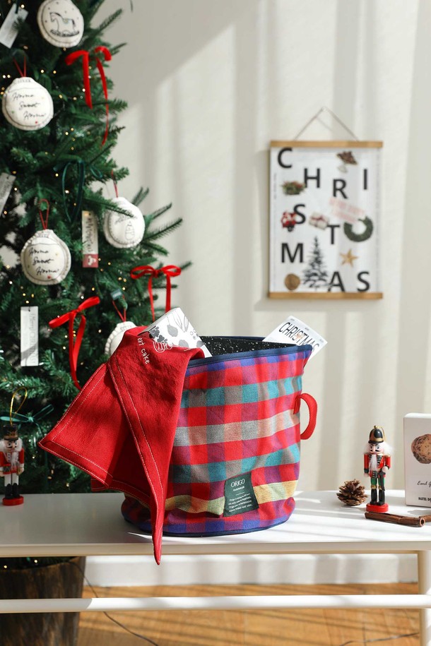 패브릭 수납 바스켓 3color는 수납, 정리, 장식 용도로 활용 가능한 실용적인 제품입니다. 부드러운 패브릭 소재로 제작되었으며, 3가지 색상으로 제공되어 다양한 공간에 어울립니다. 체크 패턴 디자인으로 포인트를 더했으며, 이동 가능하고 접이식으로 편리하게 사용할 수 있습니다. 바스켓 형태로 넉넉한 수납 공간을 제공하여 깔끔한 정리를 도와줍니다. 집 안 곳곳에서 수납, 정리, 장식용으로 활용할 수 있는 다용도 아이템입니다.
