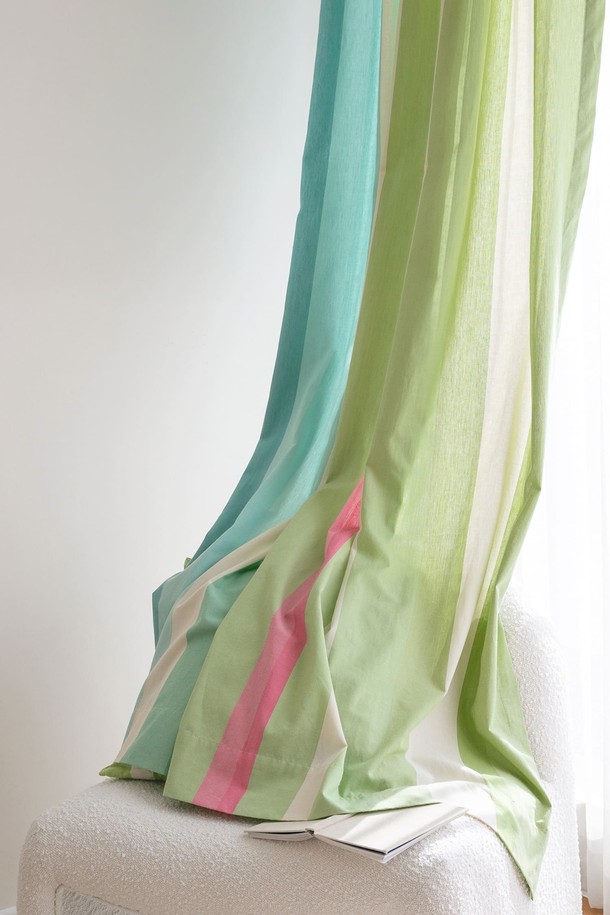 **한 장 커튼 20수 선샤인리브즈**는 부드러운 면 소재로 제작되어 은은한 분위기를 연출하는 커튼입니다. 민트, 그린, 핑크 세 가지 색상으로 제공되며, 얇은 두께와 반투명 소재로 자외선 차단 기능을 제공하여 쾌적한 공간을 만들어줍니다. 미니멀한 스타일의 무지 패턴으로 어떤 인테리어에도 잘 어울리며, 20수 원단을 사용하여 부드러운 촉감을 선사합니다. 선샤인리브즈 디자인으로 햇빛을 부드럽게 걸러주어 아늑한 분위기를 완성합니다. 채광 조절이 가능하여, 실내 밝기를 원하는 대로 조절할 수 있습니다.
