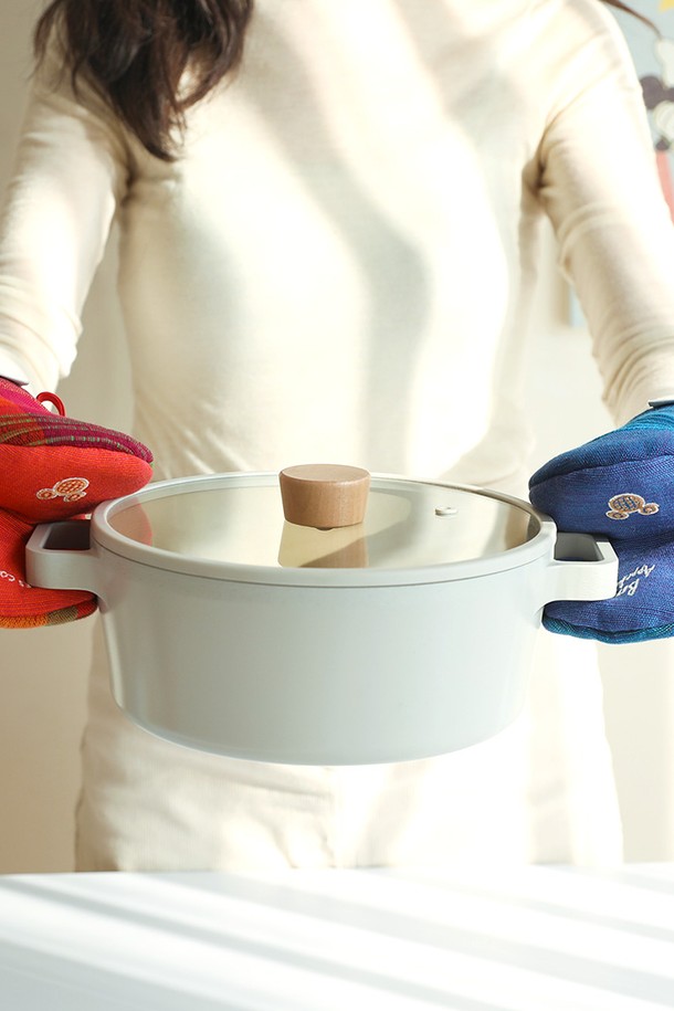 [오리고 x 디즈니] 미키 미니 주방장갑은 면과 핸드메이드 코튼 소재로 제작되어 부드러운 사용감을 선사하며, 주방/요리 시 안전하게 손을 보호합니다. 귀여운 미키 마우스와 미니 마우스 캐릭터 패턴이 적용된 2가지 색상으로 만나보실 수 있으며, 앞면 14 x 16cm, 뒷면 14 x 14cm 사이즈로 제작되었습니다. GOTS 인증을 받은 유기농 면과 수공예로 제작되어 자연스러운 실 돌출이 있을 수 있으며, 모니터 사양에 따라 제품 색상이 다르게 보일 수 있습니다.
