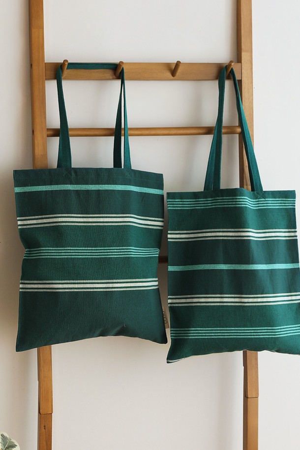 [오리고] 에코백 오가닉코튼 필더포레스트는 GOTS 인증을 받은 오가닉코튼으로 제작되어 친환경적인 가치를 더한 에코백입니다. 자연을 담은 포레스트 패턴과 랜덤으로 배치된 디자인은 개성 넘치는 스타일을 연출합니다. 수공예 면사를 사용하여 부드러운 질감을 살렸으며, 38cm x 37cm의 미디엄 사이즈로 쇼핑이나 일상생활에서 활용하기 좋습니다. 사각 형태의 디자인과 오픈형 잠금 방식으로 실용성을 높였으며, 2cm x 64cm 스트랩으로 편안하게 어깨에 멜 수 있습니다. 캐주얼, 미니멀, 에스닉 스타일의 쇼핑룩과 산책룩에 매치하여 자연스러운 멋을 더해보세요.
