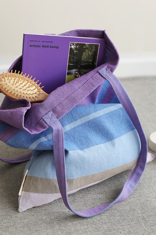 [오리고] 에코백 오가닉코튼 드리미데이 2종은 여성용 미디엄 사이즈 에코백입니다. 하늘색, 보라색, 푸른색, 베이지색, 분홍색, 미색 등 다채로운 색상 조합과 스트라이프 패턴으로 디자인되었습니다. 자연스러운 텍스처와 오후 하늘에서 영감을 받은 색감으로, 내추럴하고 드리미한 스타일을 연출합니다. 오가닉코튼 소재를 사용하여 친환경적이며, 핸드메이드 방식으로 제작되어 특별함을 더합니다. 동네 마실룩, 산책룩, 봄 소풍룩 등 일상에서 활용하기 좋으며, 미니멀하고 캐주얼한 스타일을 완성합니다.
