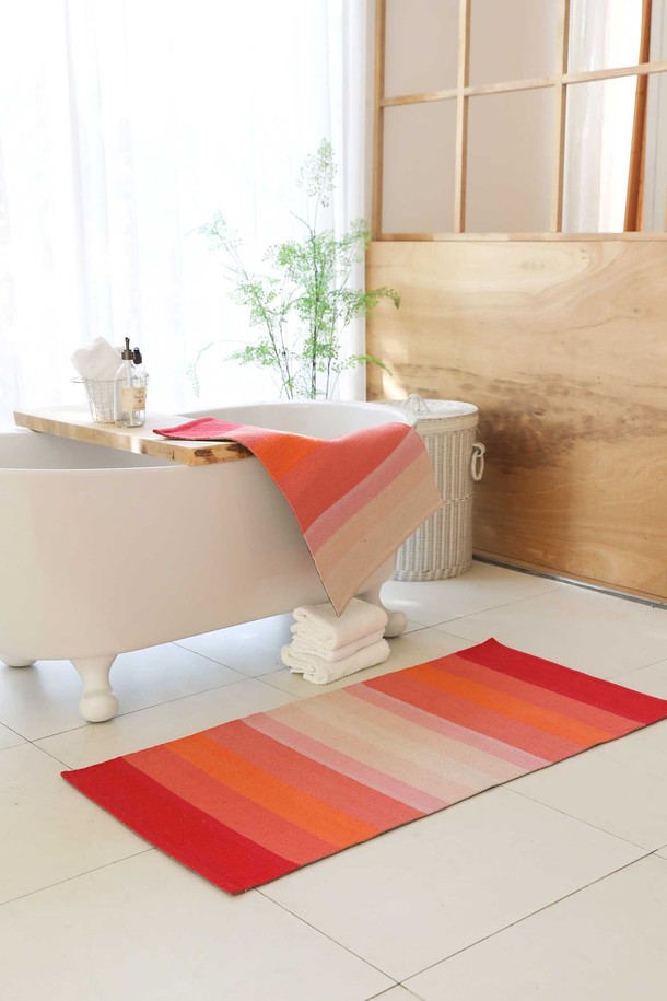 핸드메이드 면 주방매트 겸 다용도 러그 L 60x120cm 피어리레드는 주방, 현관, 욕실, 거실, 침실 등 다양한 공간에서 활용 가능한 실용적인 제품입니다. 부드러운 촉감의 면과 폴리에스테르 혼방 소재로 제작되어 흡습 기능이 뛰어나고, 두꺼운 두께감으로 편안한 사용감을 제공합니다. 모던한 스트라이프 패턴 디자인에 피어리레드 컬러를 사용하여 감각적인 인테리어 연출이 가능합니다. 미끄럼 방지 기능이 있어 안전하며, 빠른 건조로 위생적인 사용이 가능합니다. 핸드메이드로 제작되어 피부에도 자극 없이 안심하고 사용할 수 있습니다.
