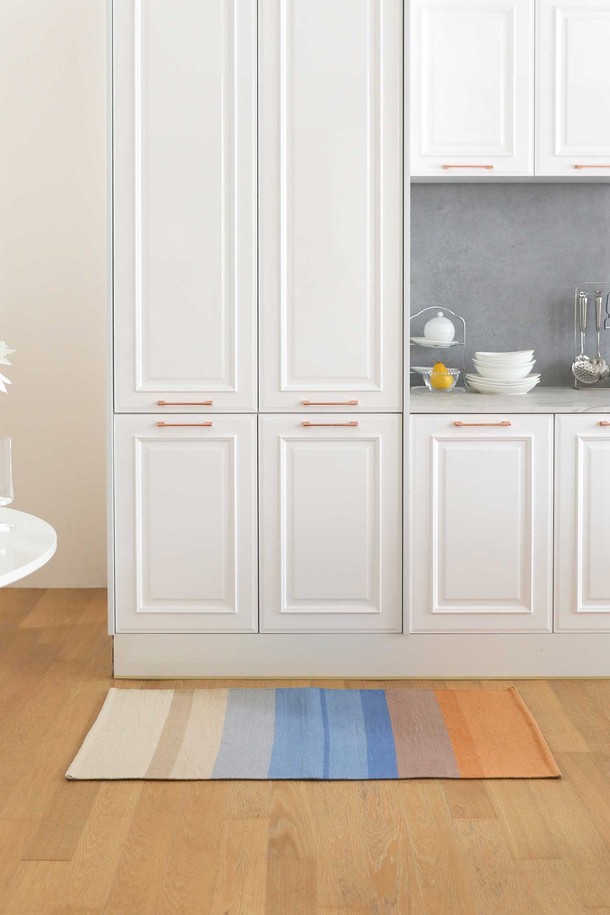 핸드메이드 면 주방매트 겸 다용도 러그 L 60x120cm 썬키스드워터는 부드러운 촉감의 핸드메이드 제품입니다. 미색, 푸른색, 하늘색, 황토색, 주황빛, 갈색 등 다채로운 컬러의 선염 면사를 사용하여 내추럴한 분위기를 연출합니다. 스트라이프 패턴과 3cm 두께로 제작되었으며, 주방, 현관, 베란다, 욕실, 침실, 아이방 등 다양한 공간에서 사용 가능합니다. 도트형 미끄럼 방지 기능과 먼지 날림이 적고, 피부 자극이 없어 안심하고 사용할 수 있는 러그 겸 매트입니다.
