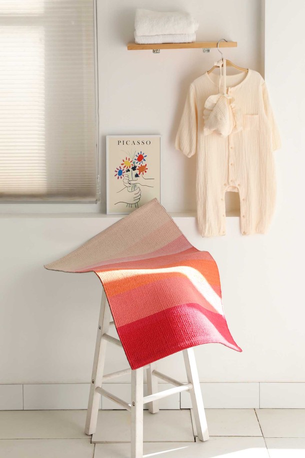 핸드메이드 면 발매트 겸 다용도 러그 S 50x70cm 피어리레드는 부드러운 촉감과 뛰어난 흡수력을 자랑하는 제품입니다. 3cm 두께의 촘촘한 짜임으로 제작되었으며, 선염 면사 직조와 도트형 미끄럼 방지 기능으로 안전성을 높였습니다. '해돋이와 태양빛'을 모티브로 한 디자인은 자연스러운 표면 질감과 일정하지 않은 직조 결로 은은한 멋을 더합니다. 욕실, 현관, 주방, 침실, 아이방, 베란다 등 다양한 공간에서 활용 가능하며, 먼지 날림이 적어 위생적입니다. 피어리레드, 주황색, 분홍색, 상아색 등 다채로운 색상으로 만나보세요.
