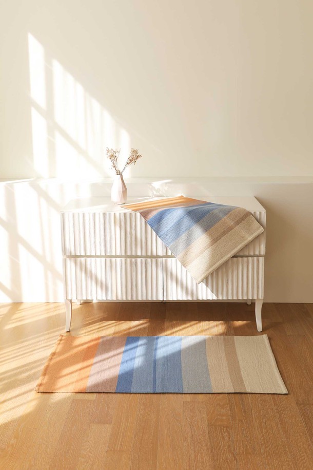 핸드메이드 면 발매트 겸 다용도 러그 S 50x70cm 썬키스드워터는 부드러운 촉감의 면과 폴리에스터 혼방 소재로 제작되었습니다. 3cm 두께감으로 폭신하며, 흡습 및 속건 기능으로 쾌적한 사용감을 제공합니다. 푸른색, 하늘색, 황토색, 주황빛, 갈색, 미색 등 다채로운 컬러의 스트라이프 패턴으로 욕실, 현관, 주방, 침실, 아이방, 베란다 등 다양한 공간에 활용할 수 있습니다. 뒷면 도트형 미끄럼 방지 기능으로 안전하며, 먼지 날림이 적어 위생적입니다. 선염 면사를 사용하여 제작된 핸드메이드 제품으로 피부 자극 없이 안심하고 사용할 수 있습니다.
