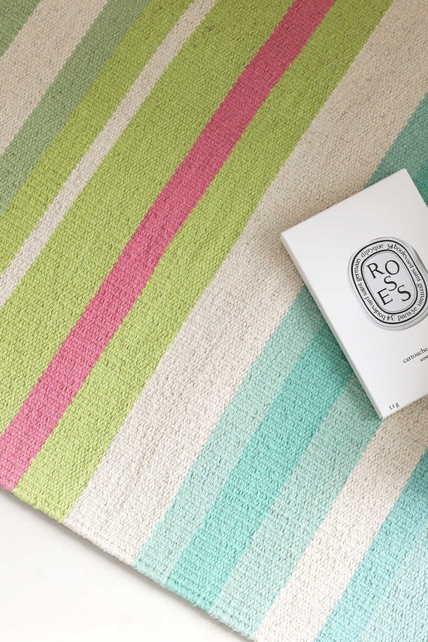 "선샤인리브즈" 핸드메이드 면 발매트 겸 다용도 러그 S 50x70cm는 부드러운 촉감의 면과 폴리에스터 혼방 소재로 제작되었습니다. 크림, 연한 녹색, 올리브색, 청록색, 민트색, 분홍빛 등 다채로운 컬러의 스트라이프와 플라워 패턴으로 디자인되어 현관, 베란다, 주방, 욕실, 침실 등 다양한 공간에 활용할 수 있습니다. 흡수 및 미끄럼 방지 기능이 있으며, 3cm 두께로 제작되어 푹신함을 더합니다. 핸드메이드 방식으로 제작되어 먼지 날림이 적고, 선염 면사를 사용하여 물세탁 후에도 변색 우려가 적으며 빠른 건조가 가능합니다. 피부 자극 없이 안심하고 사용할 수 있습니다.
