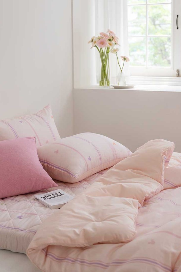 오리고 디즈니 미키 면모달 슬림 차렵이불 베개커버세트 SS는 실크처럼 부드러운 면모달 소재와 먼지가 적은 마이크로 화이바 충전재로 제작되어 포근하고 쾌적한 잠자리를 제공합니다. 사랑스러운 디즈니 미키 패턴과 리시안서스 핑크, 하프쌀 베이지 두 가지 색상으로 침실 분위기를 화사하게 연출하며, 6온스 두께로 사계절 내내 활용 가능합니다. 차렵이불과 베개커버로 구성되어 있으며, 베개는 패딩솜 처리가 되어 편안함을 더합니다.
