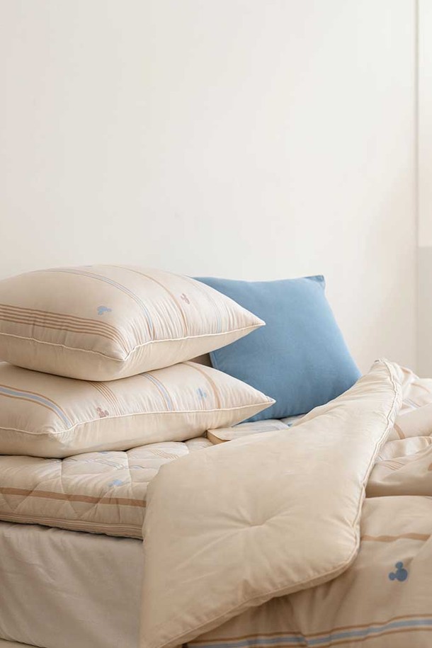 오리고 디즈니 미키 면모달 슬림 차렵이불 베개커버세트 SS는 부드러운 모달 70%와 면 30%의 앞면, 면 100% 뒷면, 그리고 폴리에스터 100% 충전재로 제작되어 사계절 내내 사용 가능한 침구 세트입니다. "리시안서스 핑크"와 "하프실 베이지" 두 가지 색상으로, 디즈니 미키 패턴이 특징이며, 6온스 두께로 통기성, 수분 조절, 저자극, 정전기 방지, 먼지 적음 기능까지 갖추었습니다. 무소음 설계와 세탁 후 변형이 적으며 복원력이 좋은 충전재를 사용하여 편안하고 쾌적한 잠자리를 제공합니다.
